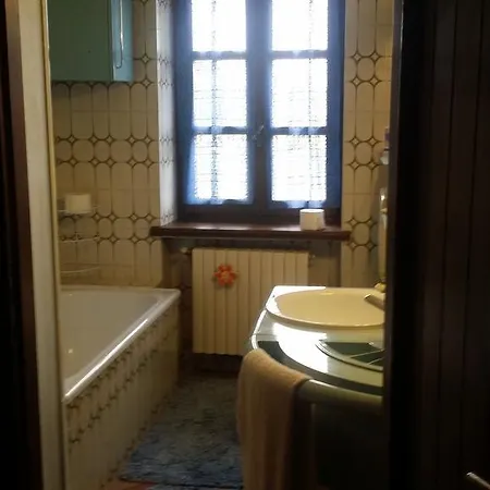 Cascina Tra Le Vecchie Vigne Con Piscina