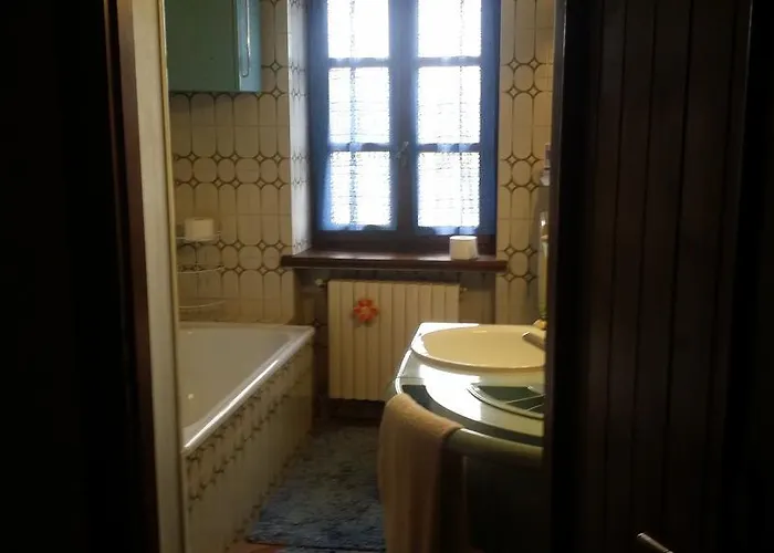 Cascina Tra Le Vecchie Vigne Con Piscina